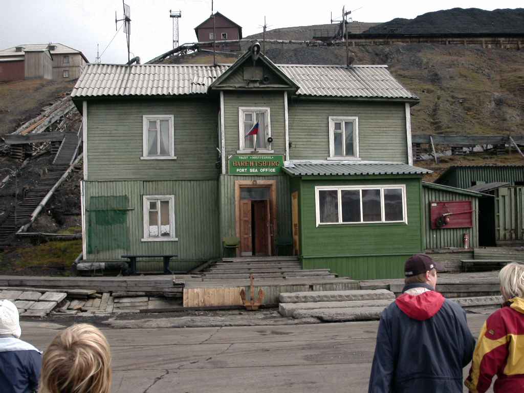 Barentsburg_havenkantoor.jpg
