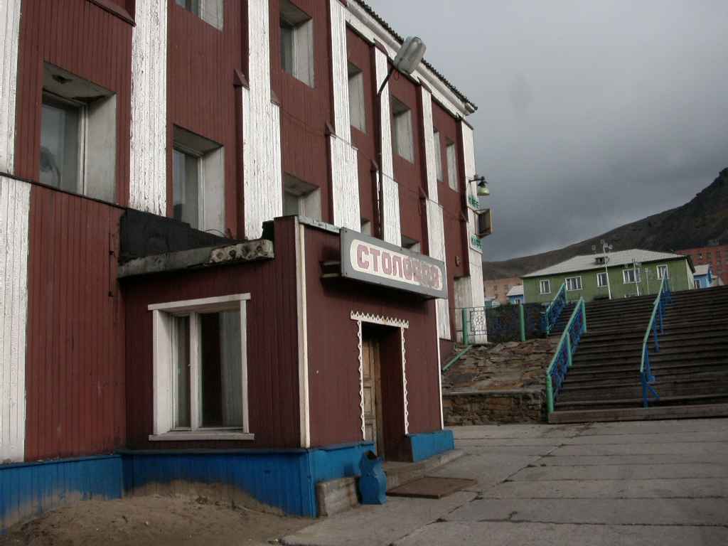 Barentsburg_mijnwerkerskantine.jpg