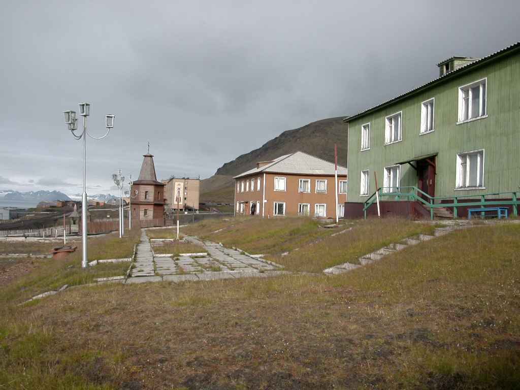 Barentsburg_park.jpg