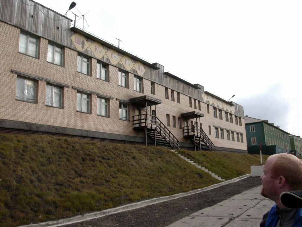 Barentsburg_school.jpg